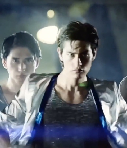 对面的女孩看过来呃，请转回去!生鲜超市创意广告